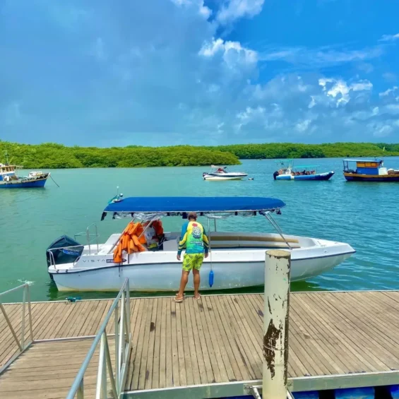 Lancha para travessia para Ilha de Santo Aleixo