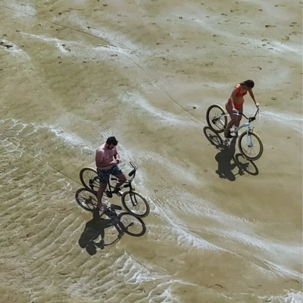 Passeio de bike na praia