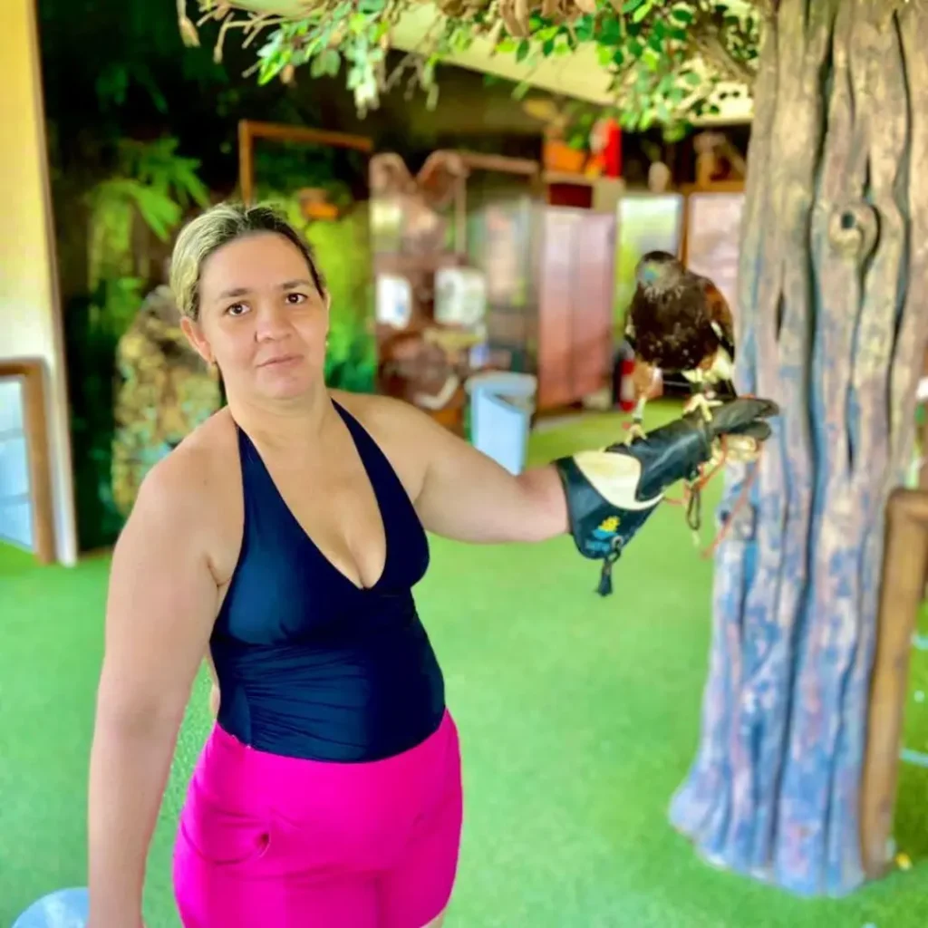 Foto no Ecopark com águia no braço